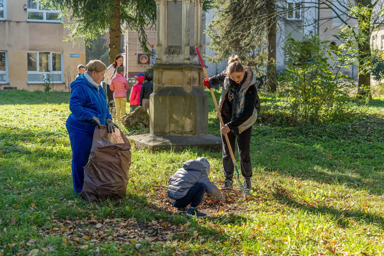 Stary Cmentarz w Nowym Sączu przygotowany na Wszystkich Świętych. Społeczna akcja sprzątania nekropolii