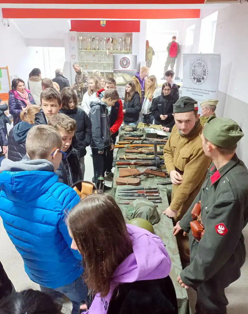 ZS w Marcinkowicach: będzie internat, strzelnica i świetne warunki do nauki. Mundury czekają na ósmoklasistów