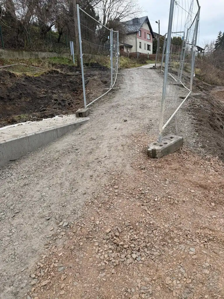 Bezpieczniejsza Wrześniowska. Utwardzone przejście, szerszy chodnik i oświetlenie