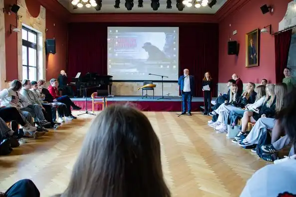 Hołd dla płonącego miasta. Trauma wojenna oczami artystów i psychologów