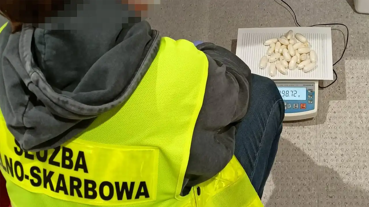 Kokaina w plecaku i żołądku. Udaremniony przemyt narkotyków na lotnisku