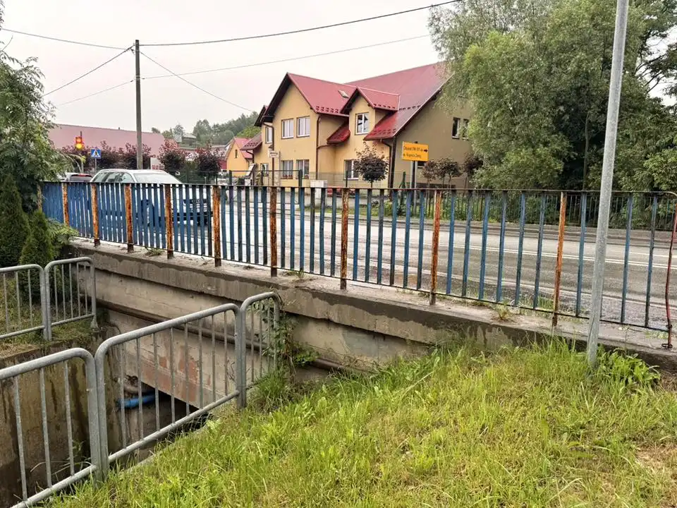 Mostki w Nowym Sączu do remontu - zniszczone barierki i schody