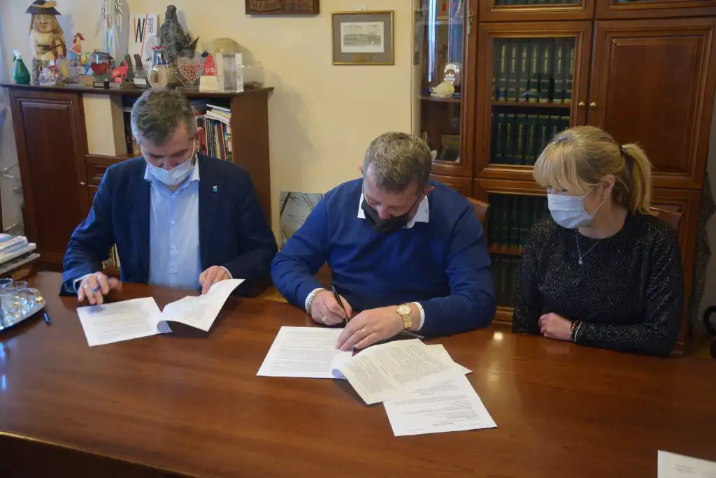 Umowa na budowę kompleksu sportowego w Starym Sączu podpisana