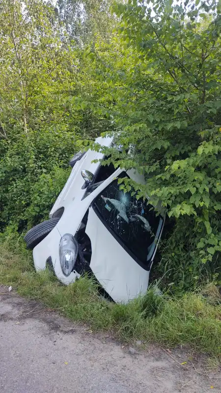 Wypadek w Stróżach. Samochód osobowy wypadł z drogi. Dwie osoby poszkodowane