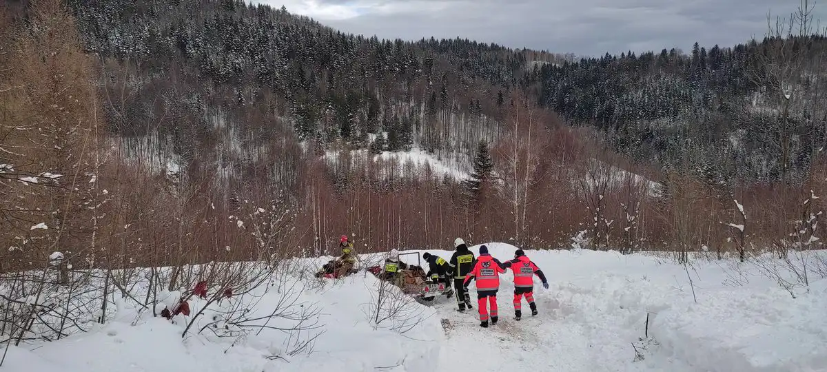 Obidza: Strażacy pomogli ratownikom medycznym w dotarciu do chorej kobiety