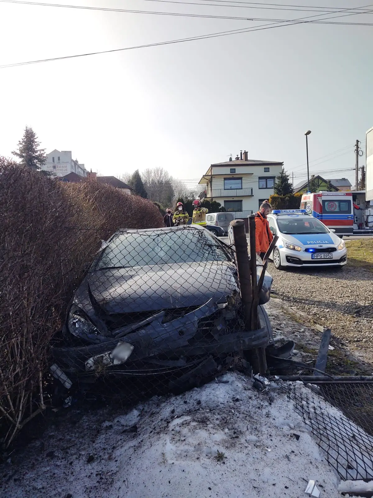 Kolizja dwóch aut na ul. Nawojowskiej w Nowym Sączu. Oba pojazdy wypadły z drogi