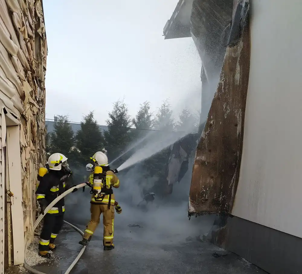 Pożar budynku mieszkalnego w Łącku. Płonęła elewacja