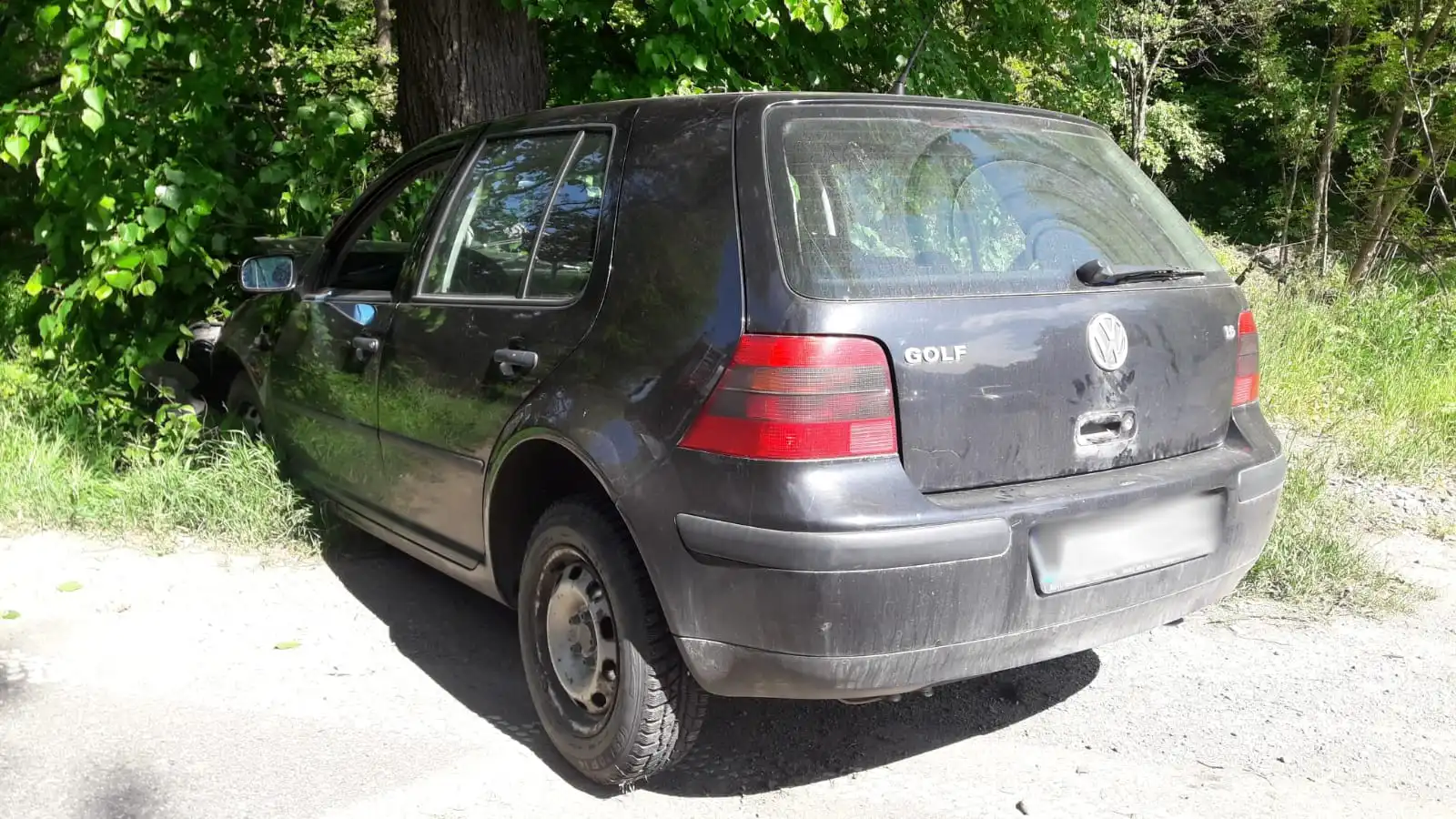 Golf wypadł z drogi i uderzył w drzewo. Kierowca w szpitalu