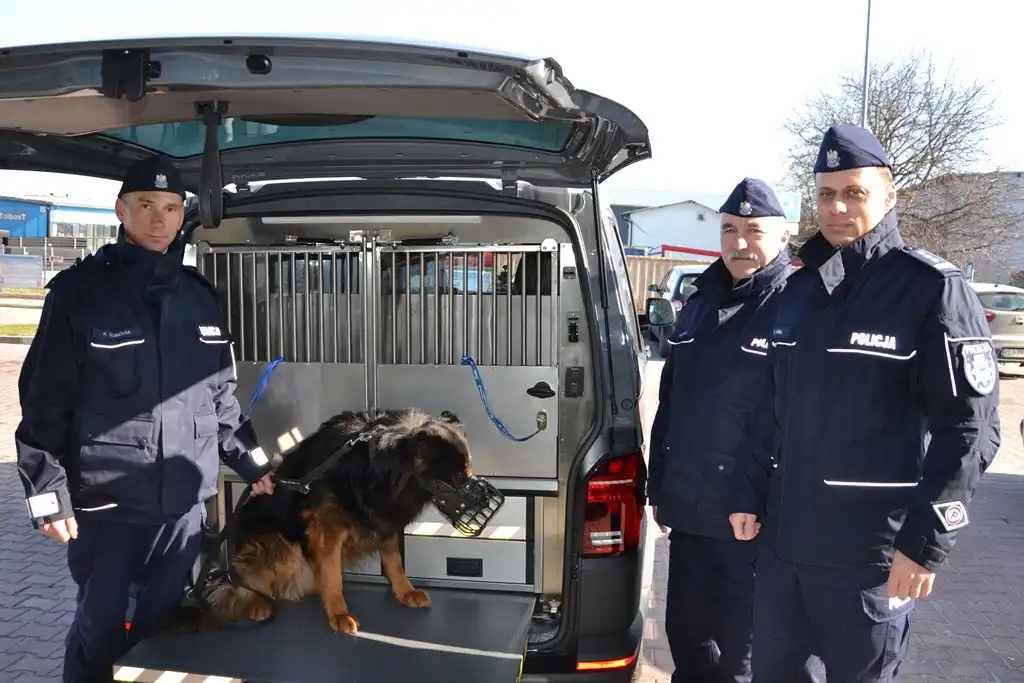Sądecka Policja zyskała nowoczesny radiowóz do bezpiecznego transportu psów służbowych