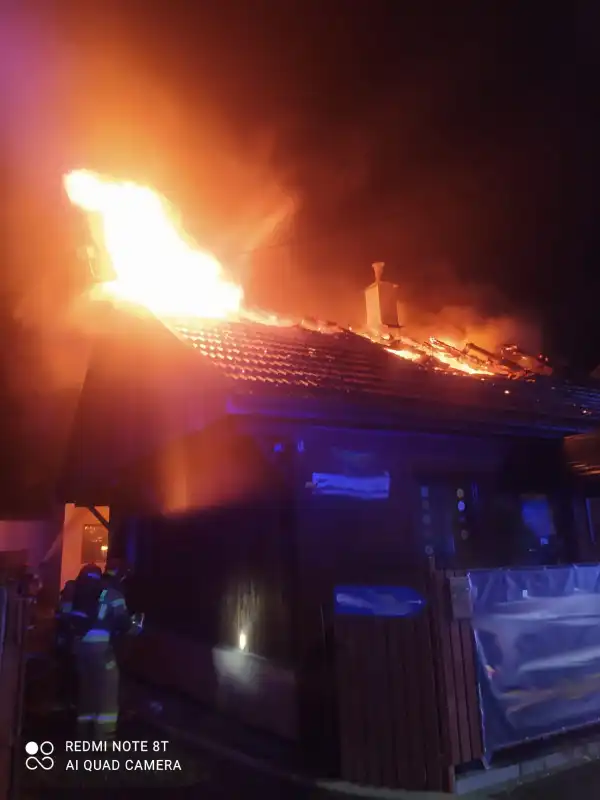 Pożar domu na ulicy Szarych Szeregów w Nowym Sączu. Ogień strawił cały dach i poddasze budynku