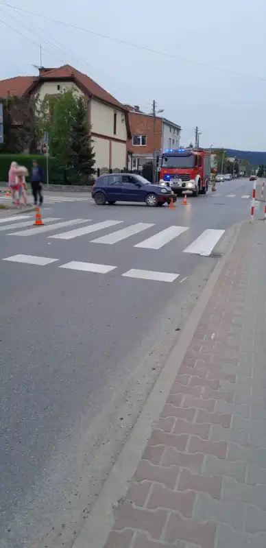 Kolizja na ul. Paderewskiego. Zderzyły się dwie osobówki