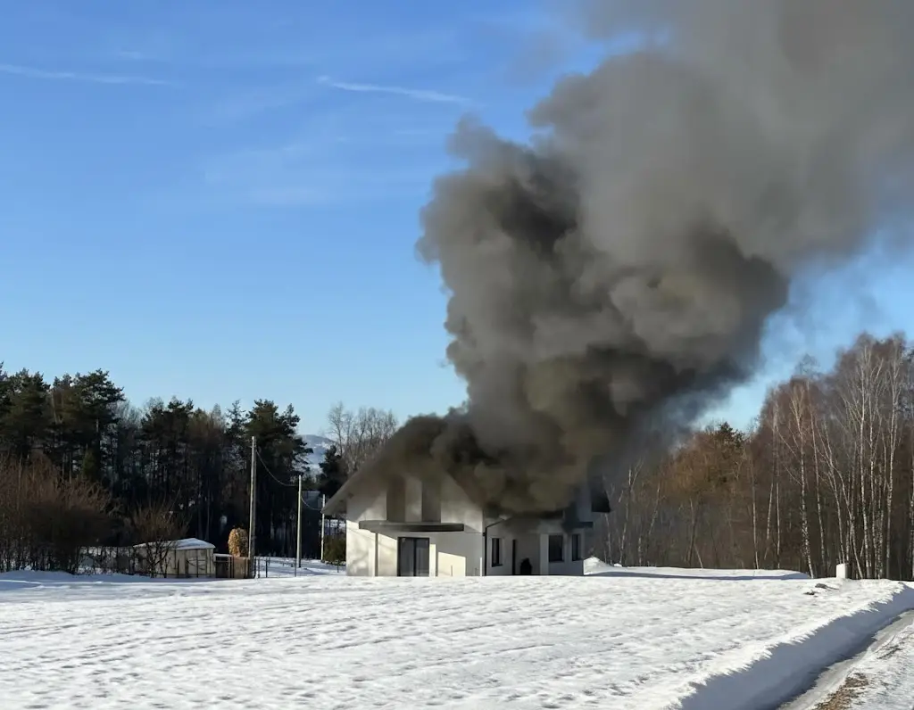 Mystków: Strażacy walczyli z pożarem poddasza budynku mieszkalnego. Interweniowało kilka jednostek OSP i PSP