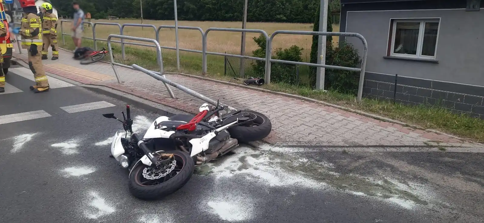 Wypadek we Frycowej. Motocykl wypadł z jezdni i uderzył w bariery energochłonne