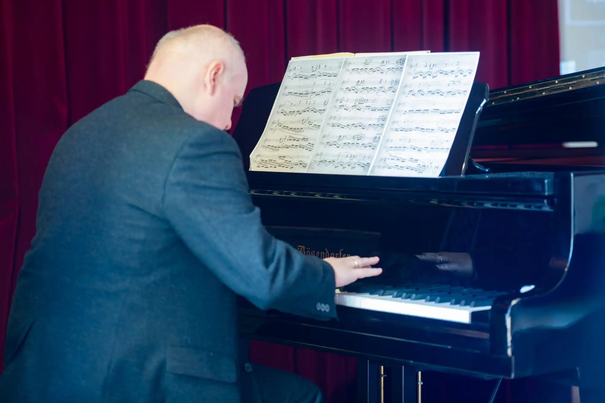 Hołd dla płonącego miasta. Trauma wojenna oczami artystów i psychologów