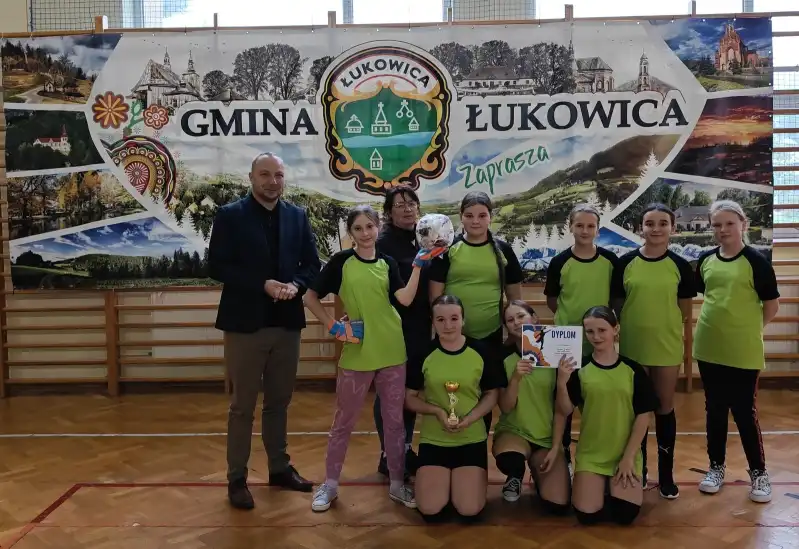 Halowa piłka nożna w Łukowicy. SP Młyńczyska zwycięzcą w kategorii dziewcząt Halowa piłka nożna w Łukowicy. SP Młyńczyska zwycięzcą w kategorii dziewcząt