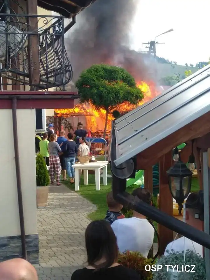 Pożar altany w Tyliczu. Zagrożony rozprzestrzenieniem ognia był dom