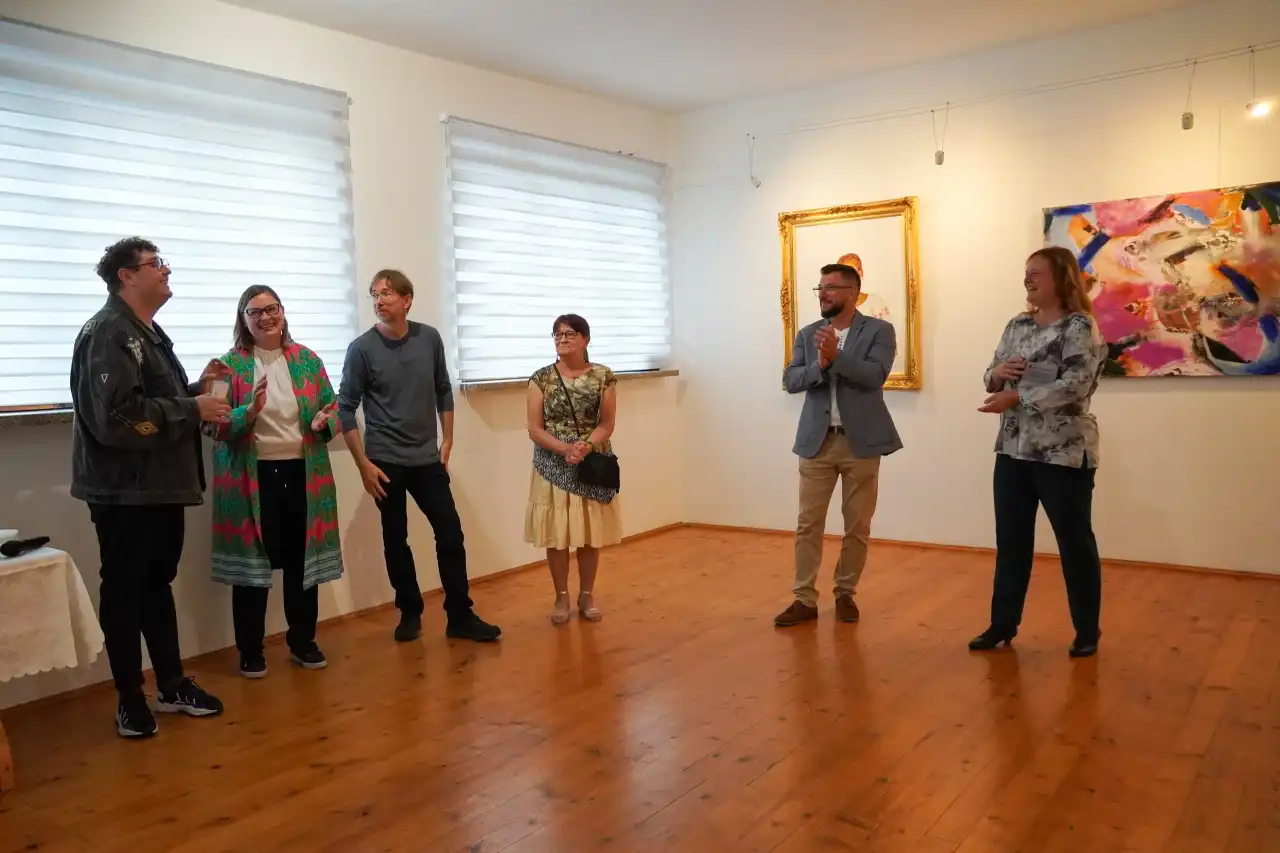 Puste krzesło pełne obecności. Wystawa Justyny Maksymczak w Galerii Bielanka73