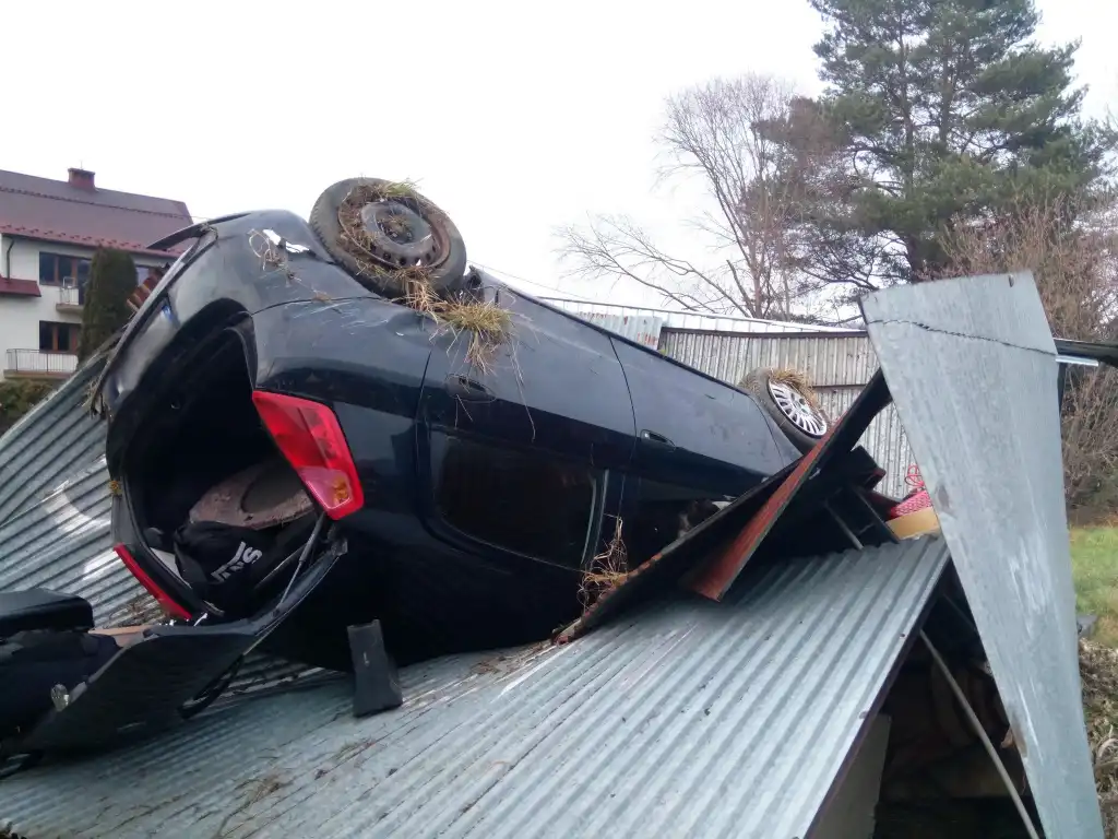 Zabrzeż: Samochód osobowy wypadł z drogi i dachował na blaszanym garażu