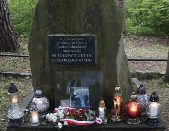Starosądeczanie przy pomniku w dzielnicy Piaski oddali hołd pomordowanym