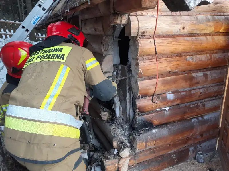 Pożar drewnianego domku letniskowego w Krużlowej Wyżnej. Z ogniem walczyło kilka zastępów straży pożarnej