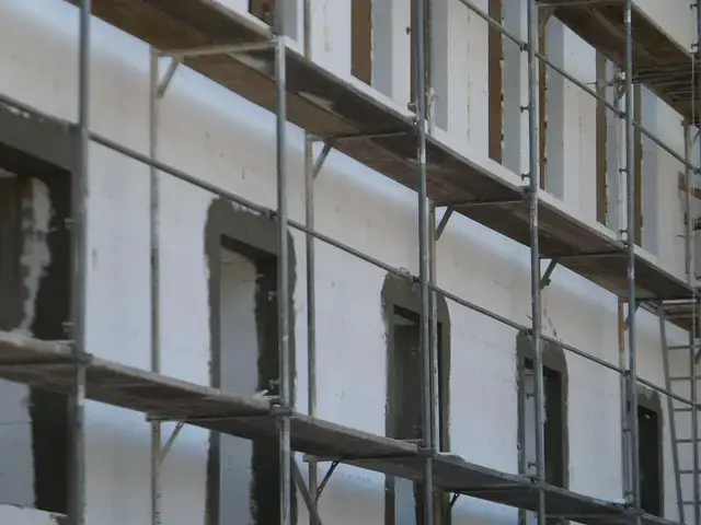 Biorą się za popularną „Kolejówkę”. Budynek szkoły czeka remont elewacji