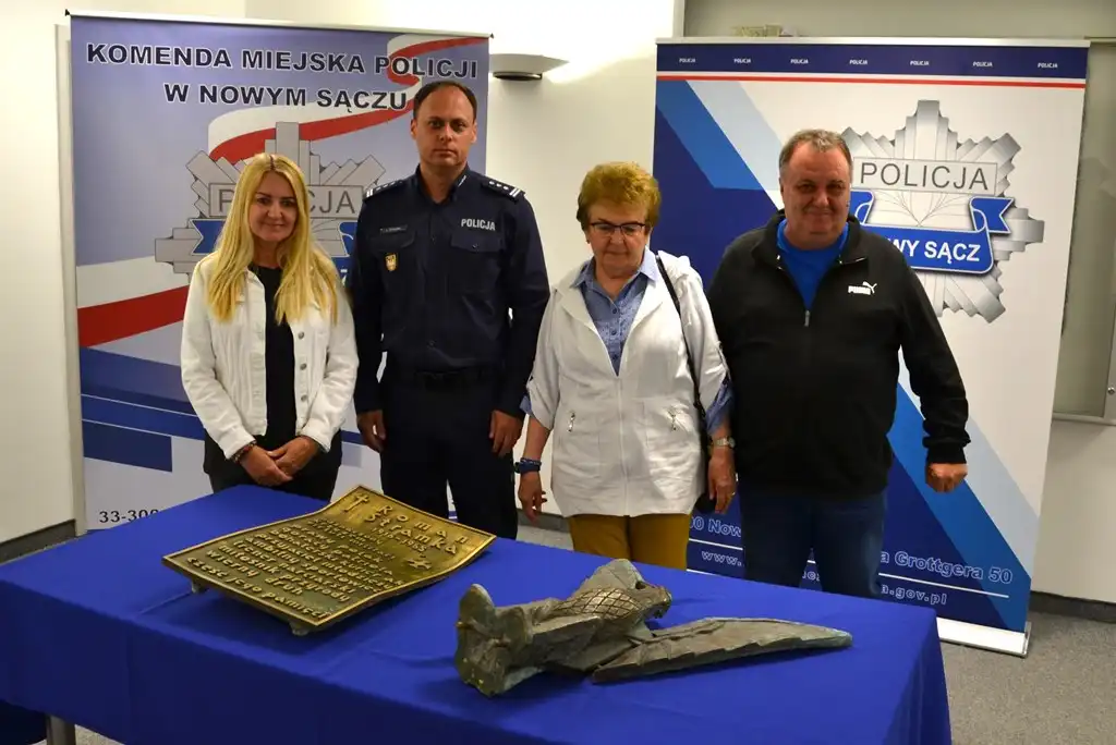 Okradł pomnik Romana Stramki – bohaterskiego kuriera Armii Krajowej. Cmentarny złodziej w rękach Policji