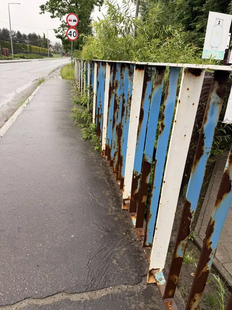 Mostki w Nowym Sączu do remontu - zniszczone barierki i schody