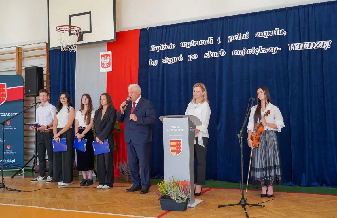 Uroczysta inauguracja w Nawojowej. istotny moment dla nowej dyrektor szkoły