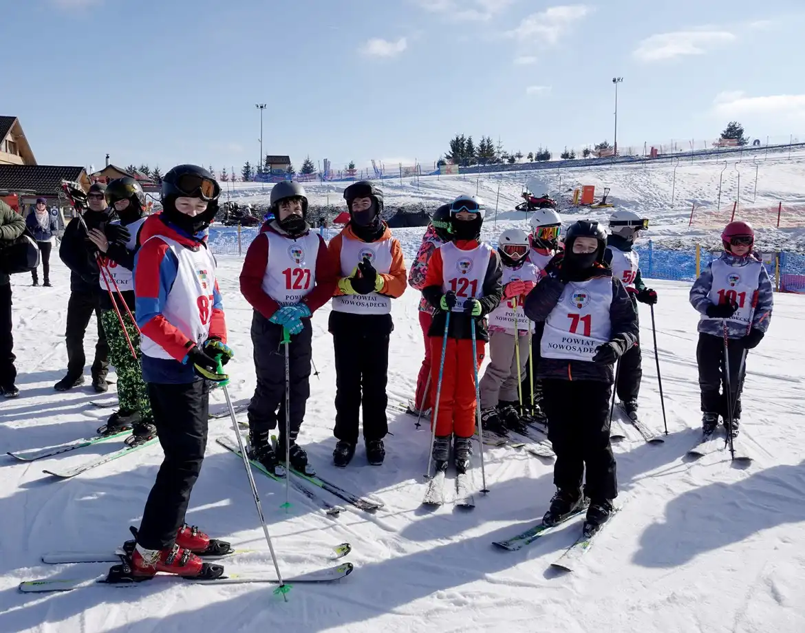 Zawody w narciarstwie alpejskim w Tyliczu. Na stok wyruszyło aż 200 zawodników