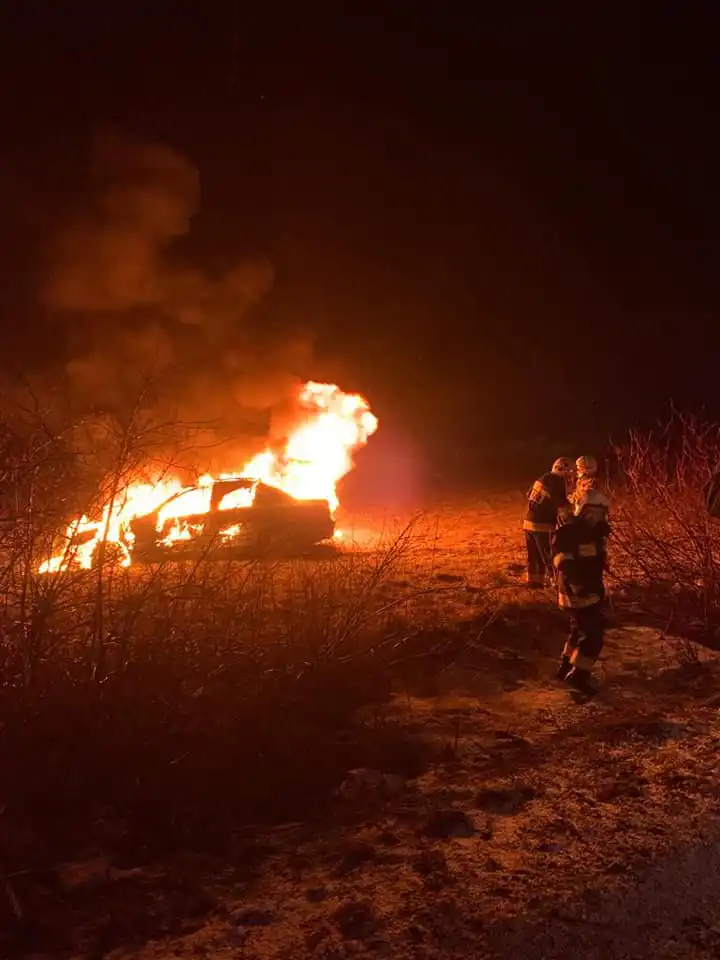 Piorunka: pojazd osobowy wypadł z drogi i stanął w płomieniach