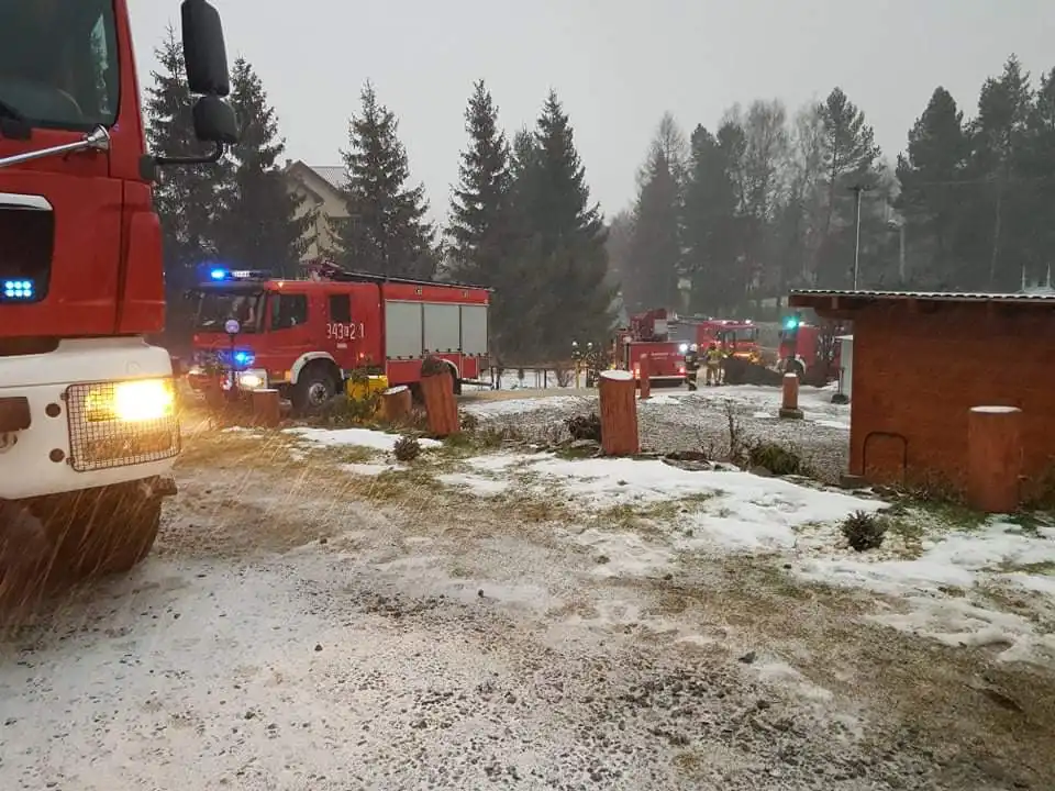 Tylicz. Pożar elewacji domu na ul. Pułaskiego. Na miejscu interweniowały trzy zastępy straży pożarnej