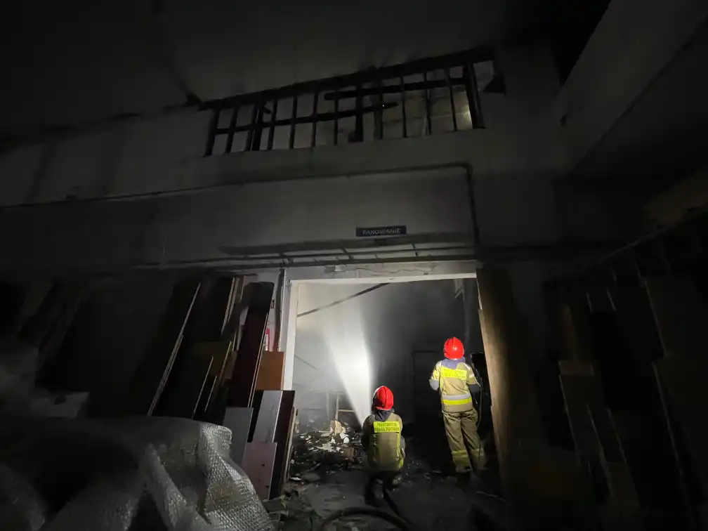 Pożar w hali produkcyjnej na ulicy Magazynowej w Nowym Sączu. Z ogniem walczyło 13 zastępów straży