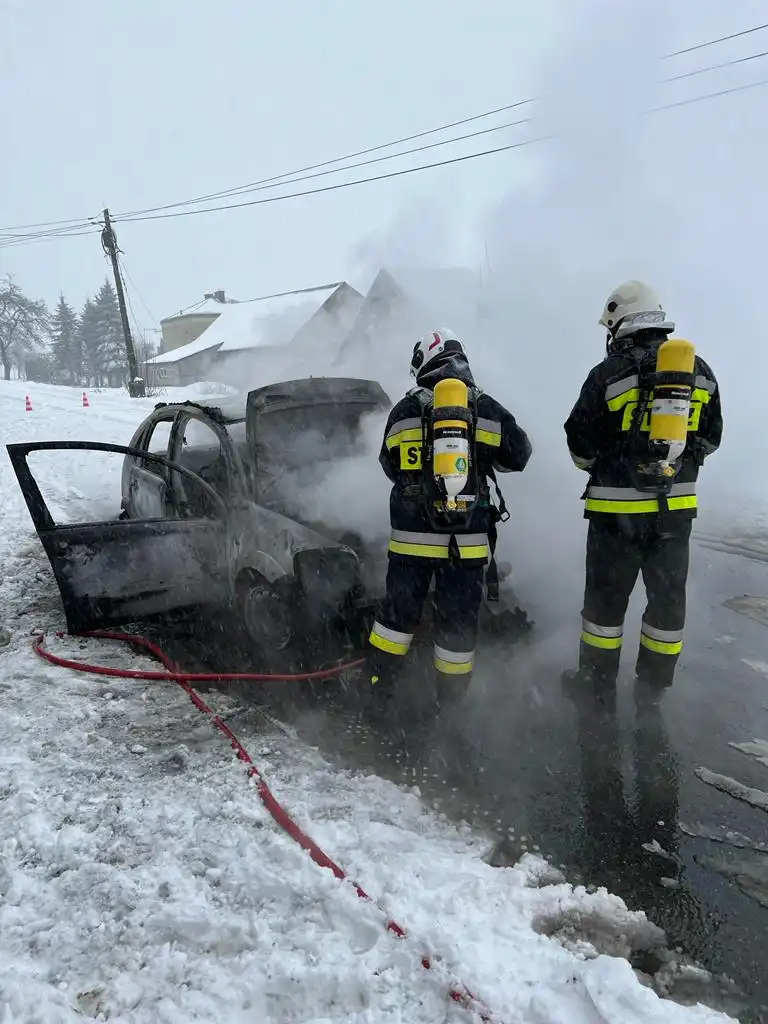 Miłkowa: Samochód osobowy zapalił się w czasie jazdy. Spłonął doszczętnie