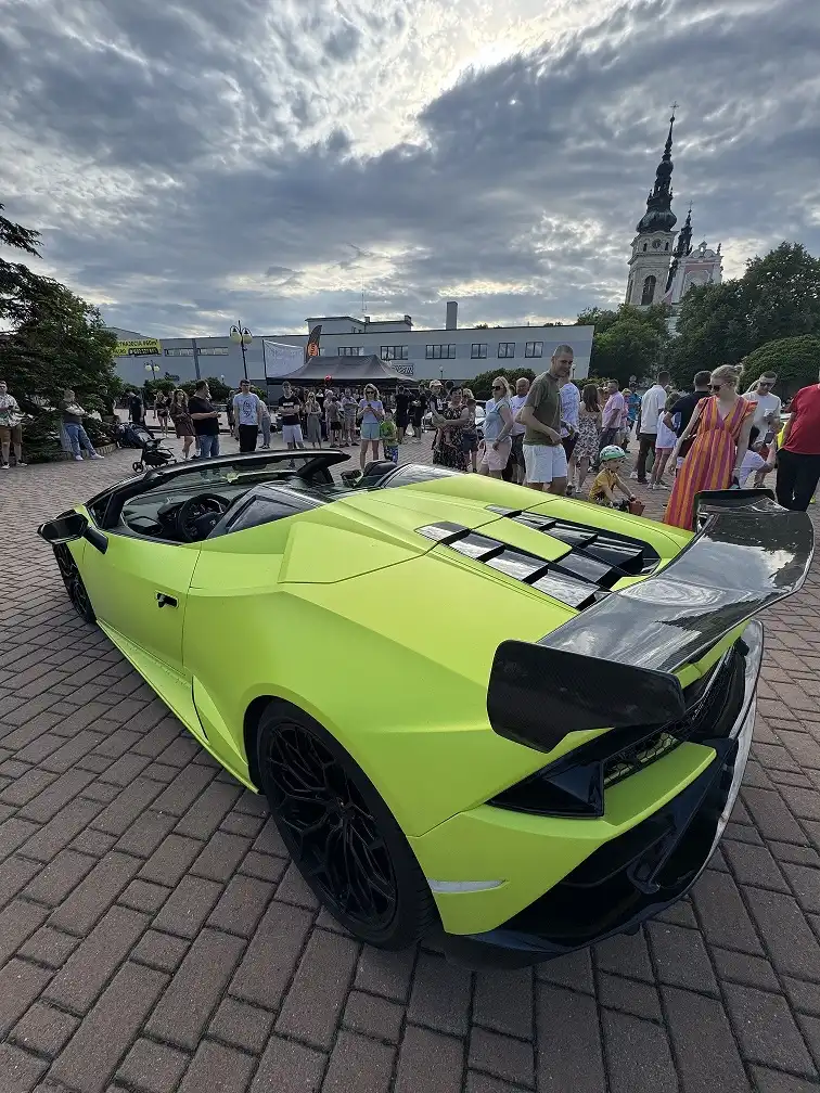 Ferrari, Lamborghini i szczytny cel. Super samochody spełniają marzenia dzieci i zbierają pieniądze na karetki. Już w ten piątek i sobotę w Bochni