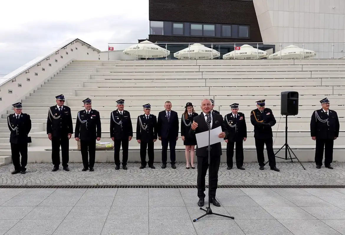 Strażacy ochotnicy z gminy Chełmiec z promesą na zakup sprzętu
