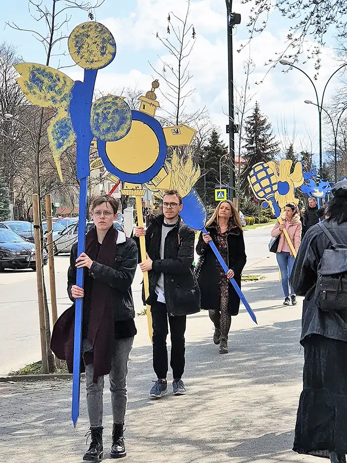 Kwiaty dla Ukrainy - akcja artystyczna studentów PWSZ