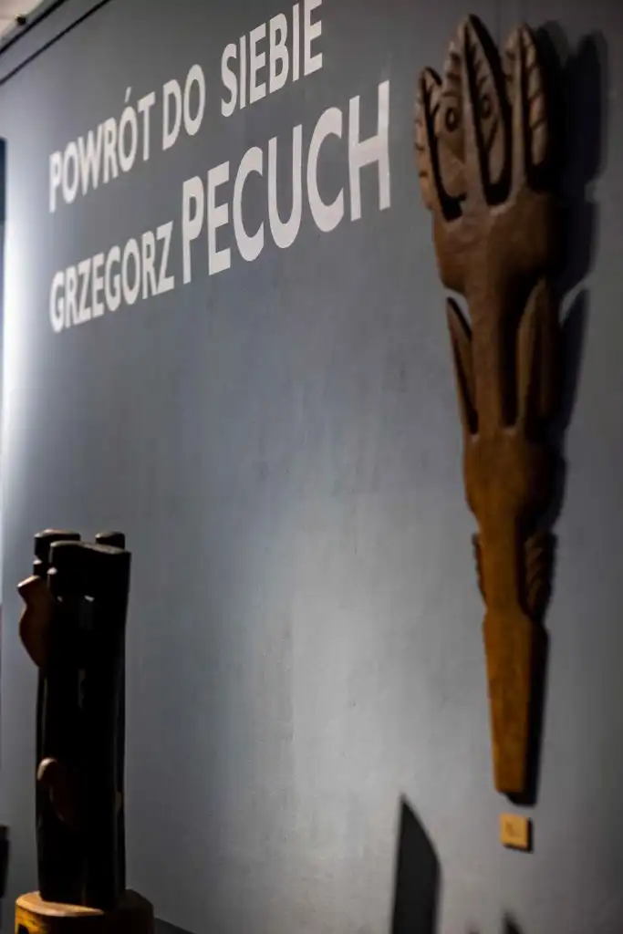 „Powrót do siebie”. Rzeźby Grzegorza Pecucha w Domu Gotyckim