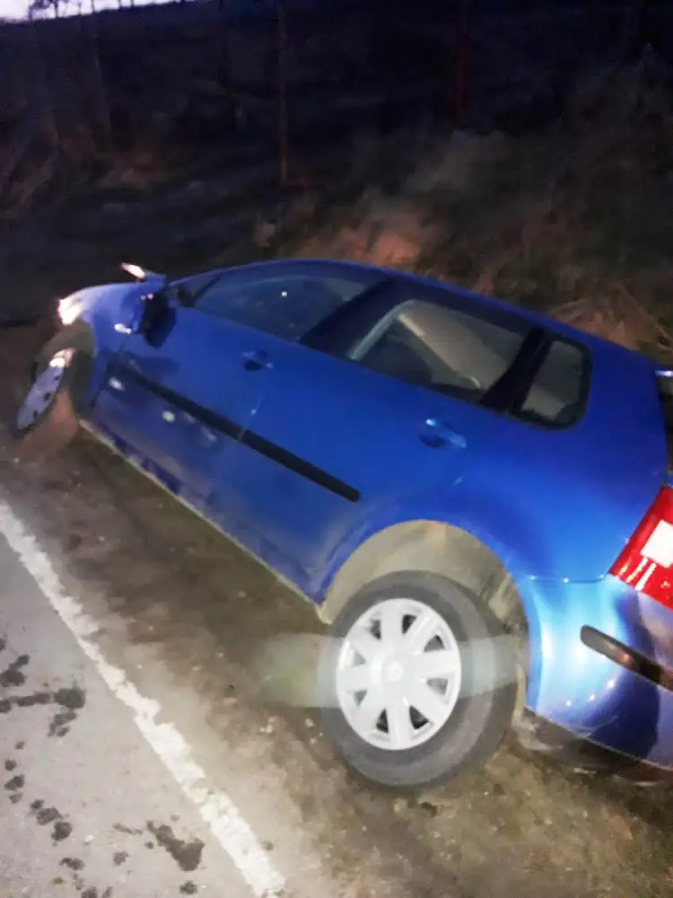 W Olszance osobówka wypadła z drogi i uderzyła w przepust