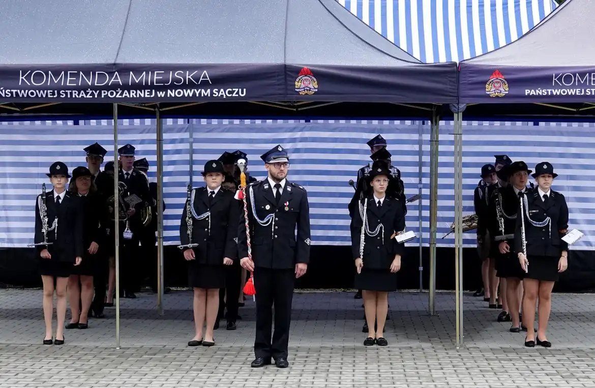 Druhowie z OSP w Paszynie otrzymali nowy samochód ratowniczo-gaśniczy i promesę od starosty