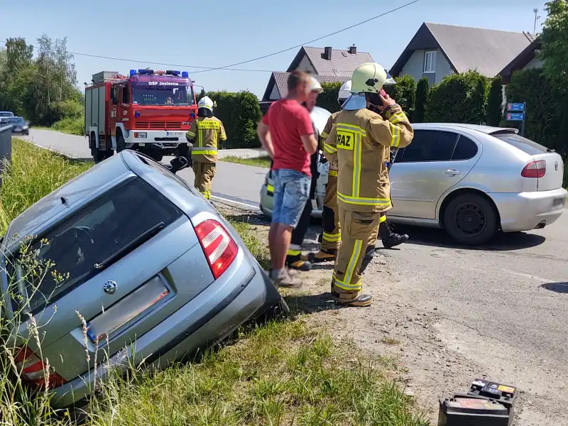 Wypadek w Jasiennej. Trzy osoby trafiły do szpitala