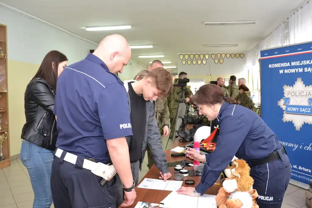 Sądeccy mundurowi opowiedzieli uczniom o zawodzie policjanta