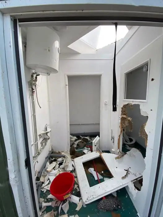 Zdemolowali budynek przy boisku w Świniarsku, wyrwali rury, zniszczyli toalety i zalali pomieszczenie. Policja ustaliła sprawców. Najmłodszy ma 13 lat