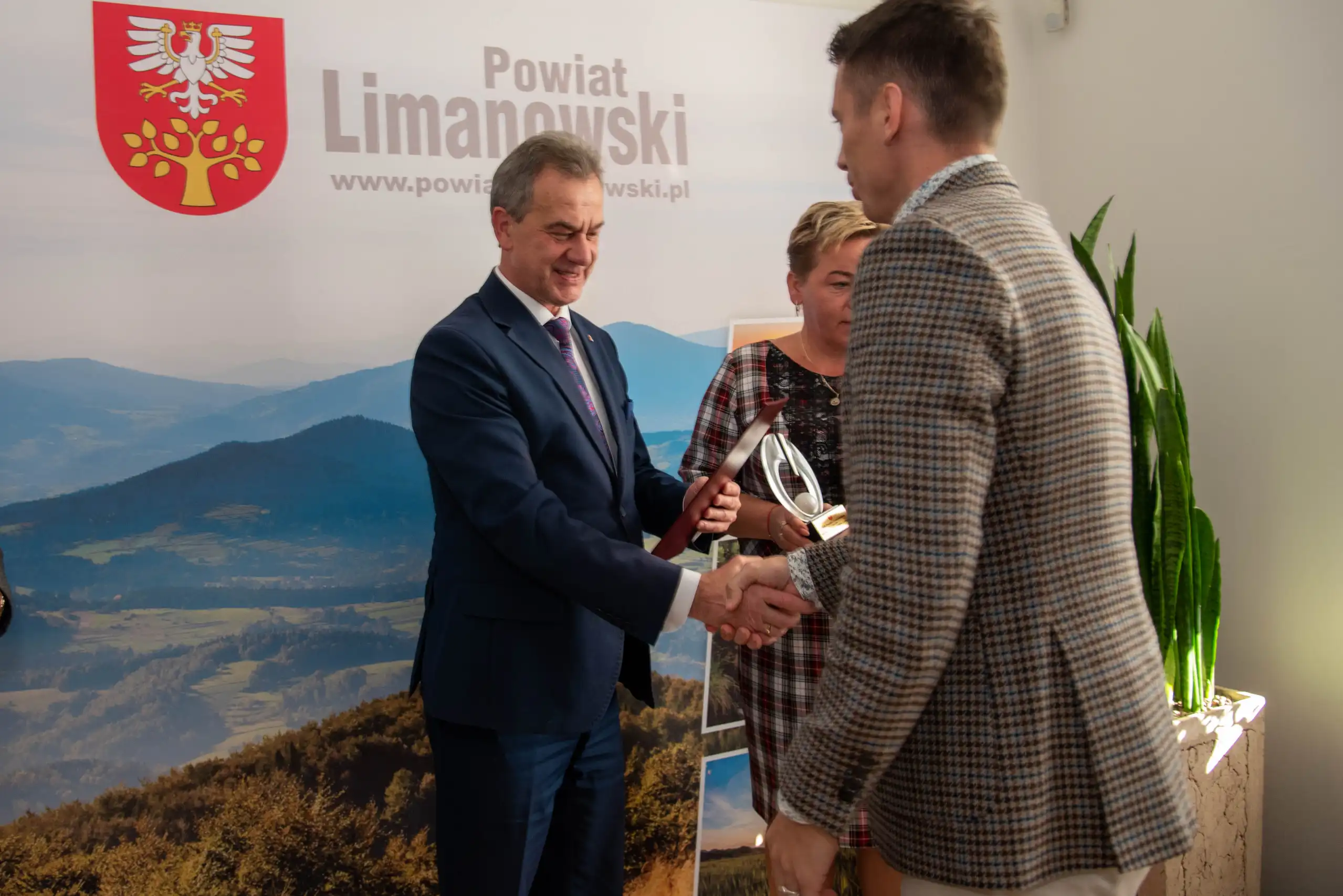 Statuetka „Turystycznej Perły Powiatu Limanowskiego” wręczona