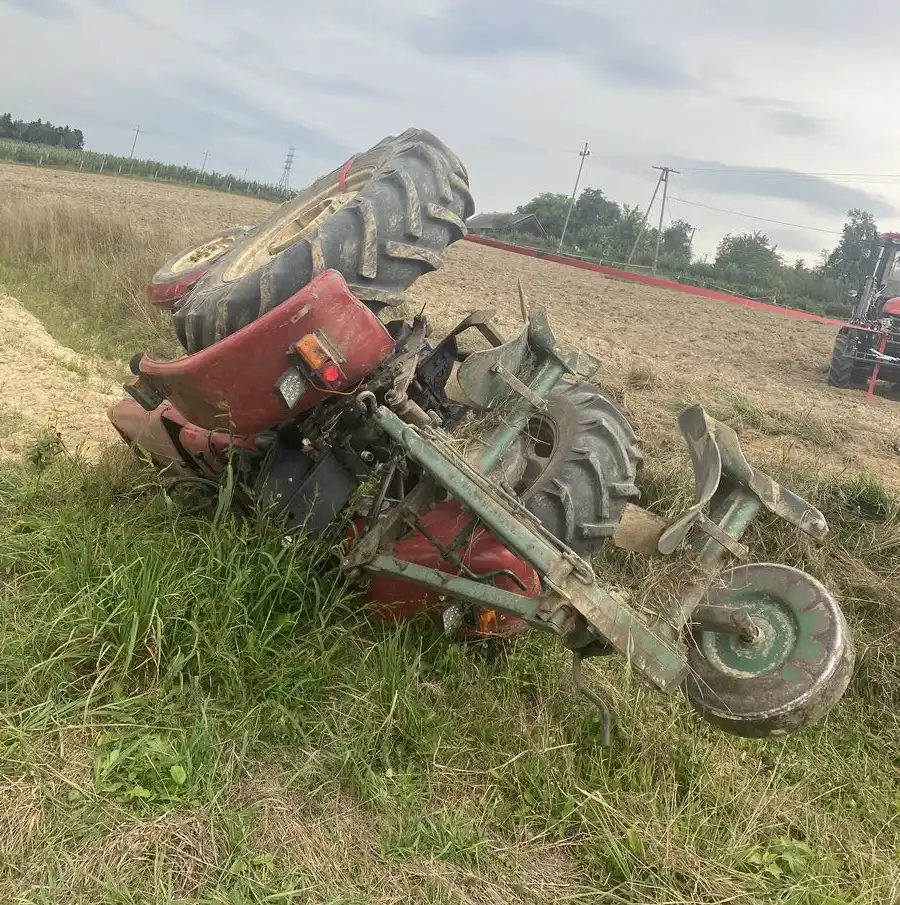 Naszacowice: wywrotka ciągnika rolniczego. Kierowca trafił do szpitala