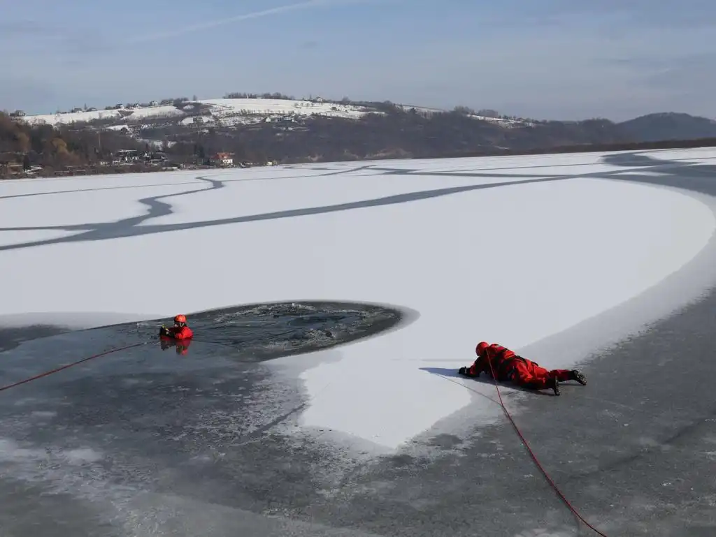 Sądecczyzna: Strażacy ćwiczyli na zamarzniętych akwenach wodnych