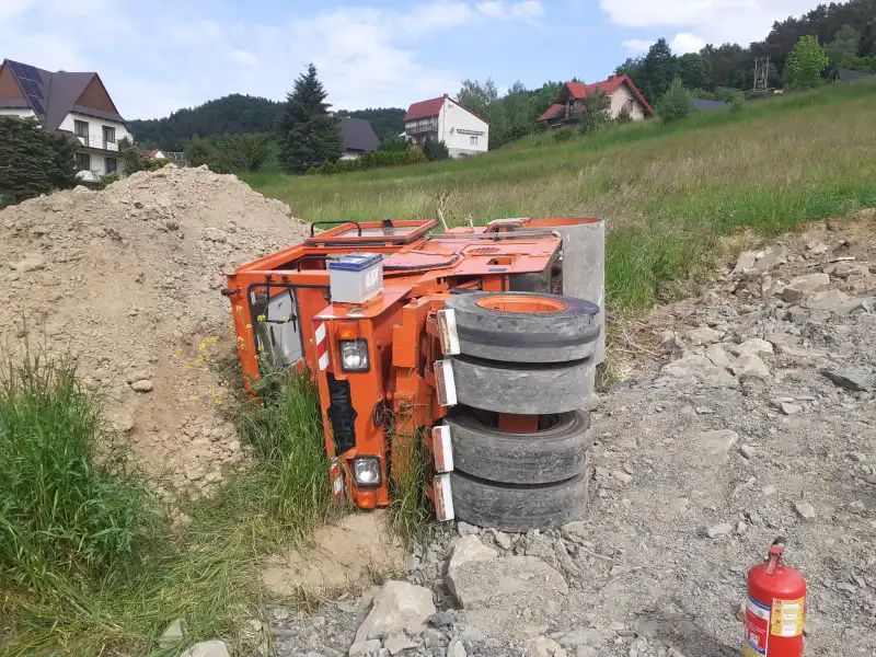 Gródek nad Dunajcem: Podczas prac budowlanych wywrócił się walec drogowy. Operator maszyny trafił do szpitala