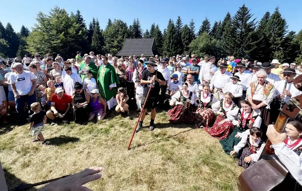 Beskid Wyspowy znów przyciągnął tłumy. Na Łopieniu spotkali się miłośnicy gór
