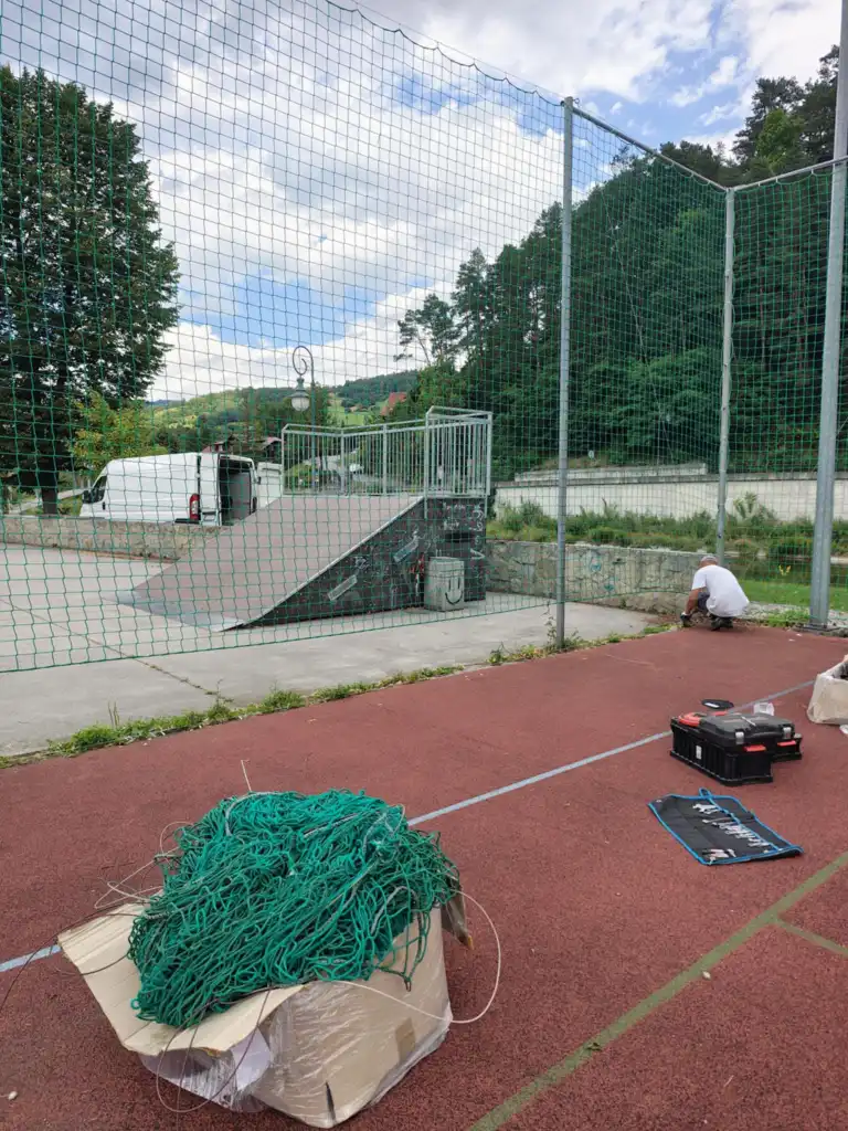 Nowe siatki, lepsza gra. Modernizacja boisk w Piwnicznej-Zdroju