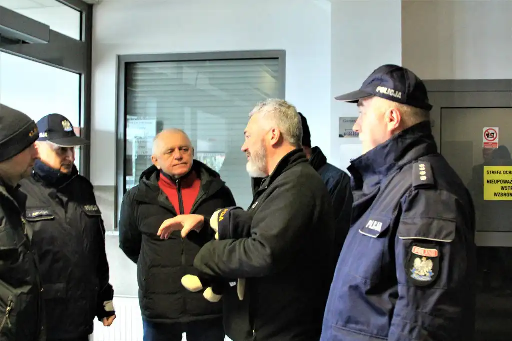 Sądeccy mundurowi pomogli w przejeździe konwoju irlandzkich policjantów z darami dla Ukraińców