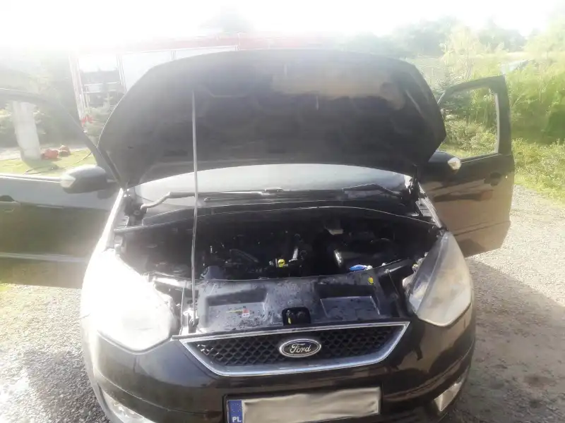 Marcinkowice: Strażacy gasili pożar osobówki. Ogień pojawił się w komorze silnika